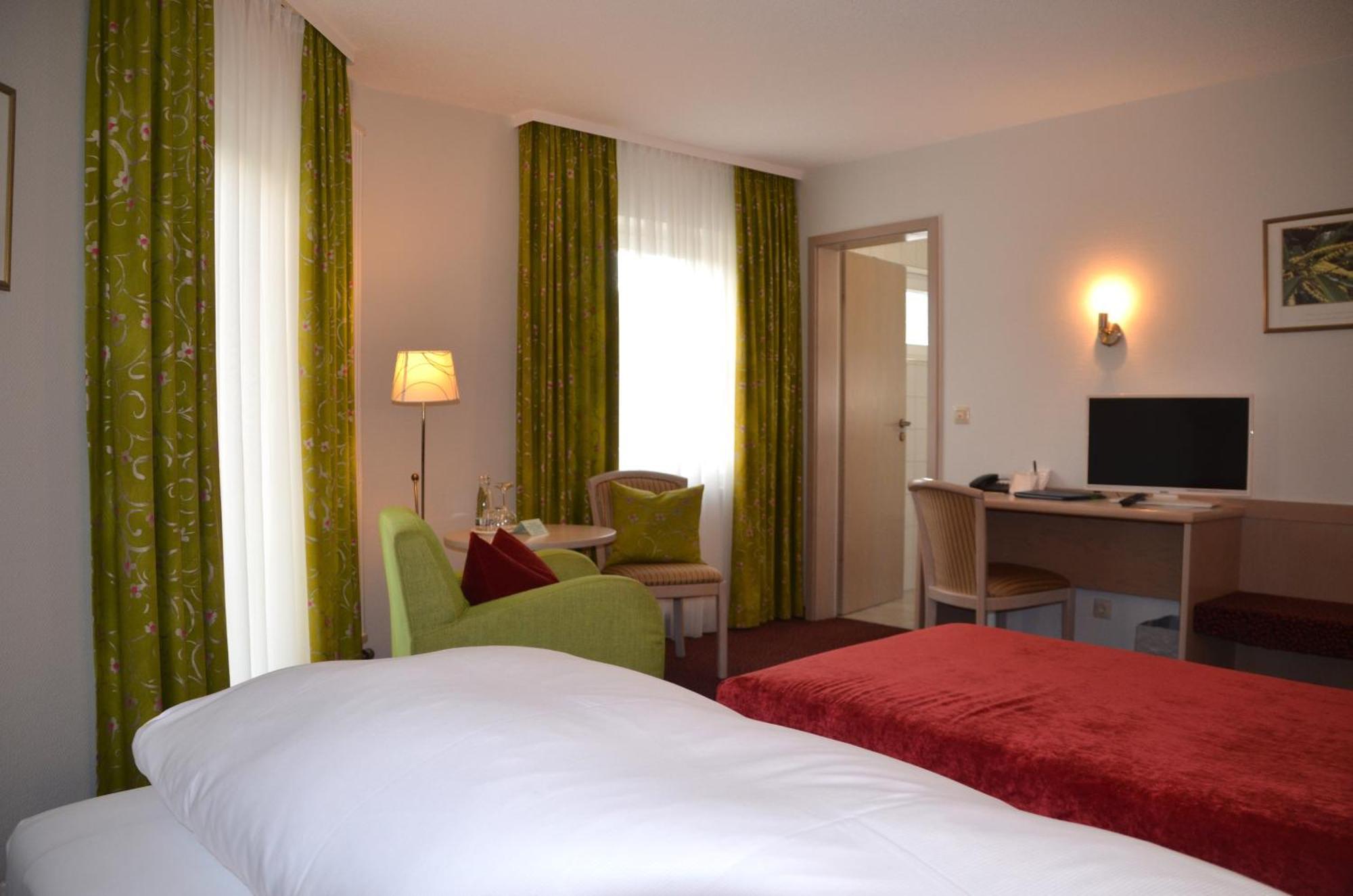 Castell Hotel&Restaurant Leinsweiler Esterno foto